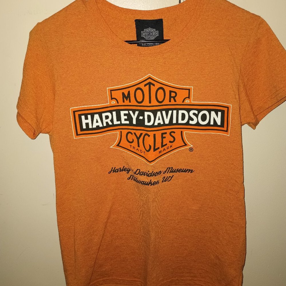 Harley Davidson Museum Milwaukee WI, Ladies T Shirt Medium